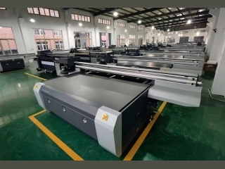 Tại sao máy in UV phẳng luôn đắt tiền hơn máy in UV cuộn